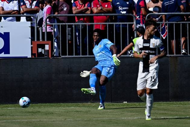 Parma s Zion Suzuki in action during the Serie A soccer match between Cagliari Calcio and Parma at the Unipol Domus in Cagliari, Sardinia - Saturday, 13 september 2025. - Soccer  Copyright: xGianlucaxZuddas LaPressex