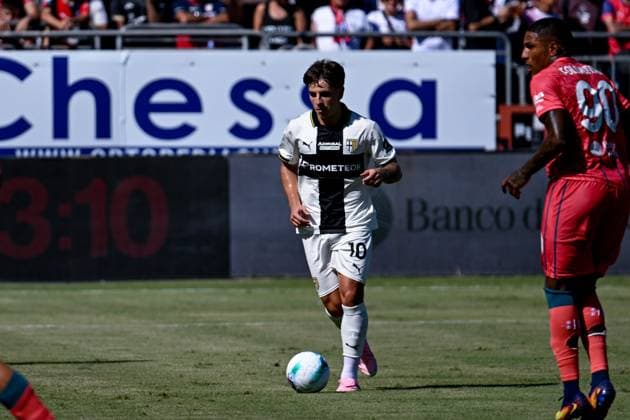 Parma s Adrian Bernabe Garcia in action during the Serie A soccer match between Cagliari Calcio and Parma at the Unipol Domus in Cagliari, Sardinia - Saturday, 13 september 2025. - Soccer  Copyright: xGianlucaxZuddas LaPressex