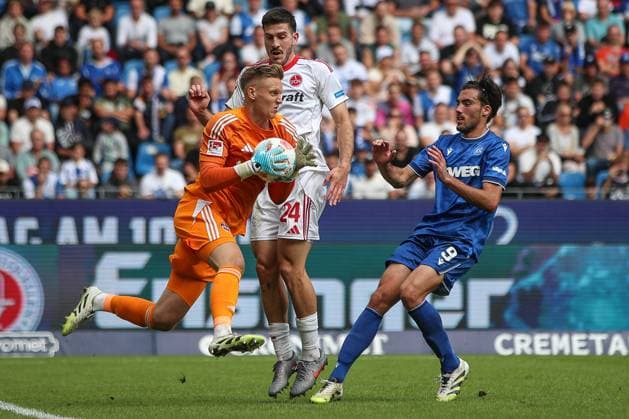 Jan Reichert 1 FC Nuernberg, goalkeeper 01 in front of Roko Simic Karlsruher SC, 09 on the ball Luka Lochoshvili 1 FC Nuernberg, 24 , GER, Karlsruher SC vs 1 FC Nuernberg, 2 Bundesliga, Matchday 5, 2025 2026, 13 09 2025, DFL REGULATES PROHIBIT ANY USE OF PHOTOGRAPHS AS IMAGE SEQUENCES AND OR QUASI VIDEO, GER, Karlsruher SC vs 1 FC Nuernberg, 2 Bundesliga, Matchday 5, 2025 2026, 13 09 2025 Karlsruhe Copyright: xEibner-Pressefoto JanxPrihodax EP_JPA