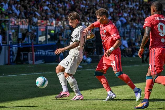 Adrian Bernabe of Parma Calcio, Sebastiano Esposito of Cagliari Calcio during Cagliari Calcio vs Parma Calcio, Italian soccer Serie A match in Cagliari, Italy, September 13 2025  Copyright: xLuigixCanu IPAxSportx xipa-agency.netx xx IPA_64780617 IPA_Agency_IPA64780617