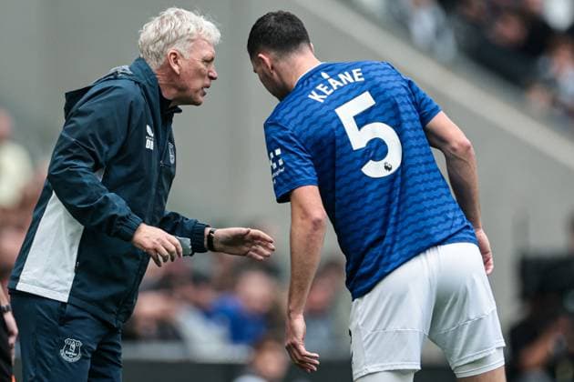 Premier League Everton v Aston Villa David Moyes manager of Everton giving instructions to Michael Keane of Everton during the Premier League match Everton vs Aston Villa at Hill Dickinson Stadium, Liverpool, United Kingdom, 13th September 2025 (Photo by Mark Cosgrove News Images) Liverpool Hill Dickinson Stadium Merseyside United Kingdom Copyright: xMarkxCosgrove NewsxImagesx