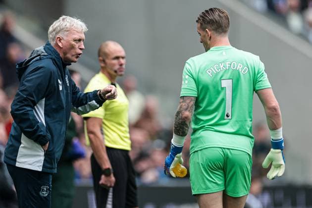 Premier League Everton v Aston Villa David Moyes manager of Everton giving instructions to Jordan Pickford of Everton during the Premier League match Everton vs Aston Villa at Hill Dickinson Stadium, Liverpool, United Kingdom, 13th September 2025 (Photo by Mark Cosgrove News Images) Liverpool Hill Dickinson Stadium Merseyside United Kingdom Copyright: xMarkxCosgrove NewsxImagesx