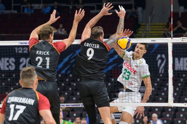 September 13, 2025, Pasay City, Manila, Philippines: Germany vs Bulgaria in the Pool Phase during the FIVB Mens Volleyball World Championship, WM, Weltmeisterschaft 2025 in Manila, Philippines. Bulgaria beat Germany in 3 sets. Bulgarias Aleksander NIKOLOV in defence Pasay City Philippines - ZUMAr144 20250913_zap_r144_030 Copyright: xJaynexRussellx