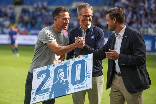 Thanks for 200 games as head coach Christian Eichner Karlsruher SC, head coach Michael Becker Karlsruher SC, managing director and Holger Siegmund Schultze Karlsruher SC, president , GER, Karlsruher SC vs 1 FC Nuernberg, 2 Bundesliga, 5 Matchday, 2025 2026, 13 09 2025, DFL REGULATIONS PROHIBIT ANY USE OF PHOTOGRAPHS AS IMAGE SEQUENCES AND OR QUASI VIDEO, GER, Karlsruher SC vs 1 FC Nuernberg, 2 Bundesliga, 5 Matchday, 2025 2026, 13 09 2025 Karlsruhe Copyright: xEibner-Pressefoto JanxPrihodax EP_JPA