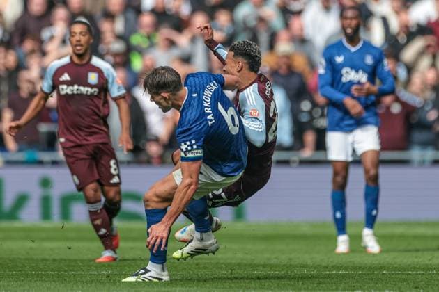 Premier League Everton v Aston Villa James Tarkowski of Everton tackles Morgan Rogers of Aston Villa during the Premier League match Everton vs Aston Villa at Hill Dickinson Stadium, Liverpool, United Kingdom, 13th September 2025 (Photo by Mark Cosgrove News Images) Liverpool Hill Dickinson Stadium Merseyside United Kingdom Copyright: xMarkxCosgrove NewsxImagesx