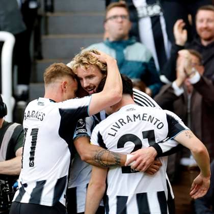 Newcastle United v Wolverhampton Wanderers Premier League Nick Woltemade of Newcastle United celebrates scoring his teams first goal with team mates during the Premier League match at St. James s Park, Newcastle UK Newspapers OUT Copyright: xFredxPalmerx FIL-22216-0041