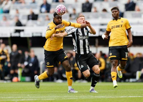 Newcastle United v Wolverhampton Wanderers Premier League Yerson Mosquera of Wolverhampton Wanderers competes for the ball with Harvey Barnes of Newcastle United (right) during the Premier League match at St. James s Park, Newcastle UK Newspapers OUT Copyright: xFredxPalmerx FIL-22216-0043