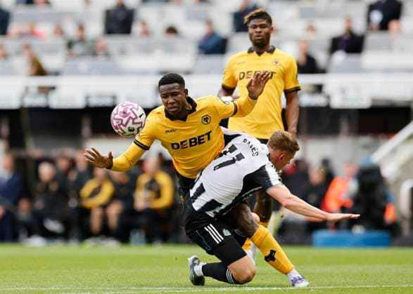 Newcastle United v Wolverhampton Wanderers Premier League Yerson Mosquera of Wolverhampton Wanderers competes for the ball with Harvey Barnes of Newcastle United (right) during the Premier League match at St. James s Park, Newcastle UK Newspapers OUT Copyright: xFredxPalmerx FIL-22216-0049