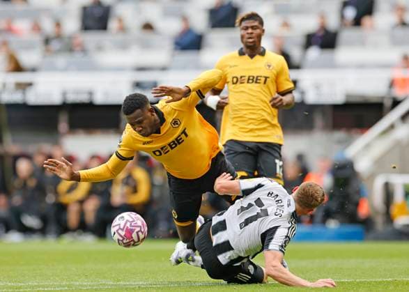 Newcastle United v Wolverhampton Wanderers Premier League Yerson Mosquera of Wolverhampton Wanderers competes for the ball with Harvey Barnes of Newcastle United (right) during the Premier League match at St. James s Park, Newcastle UK Newspapers OUT Copyright: xFredxPalmerx FIL-22216-0050