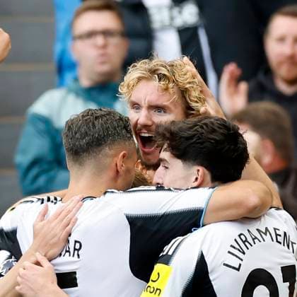 Newcastle United v Wolverhampton Wanderers Premier League Nick Woltemade of Newcastle United celebrates scoring his teams first goal with team mates during the Premier League match at St. James s Park, Newcastle UK Newspapers OUT Copyright: xFredxPalmerx FIL-22216-0052