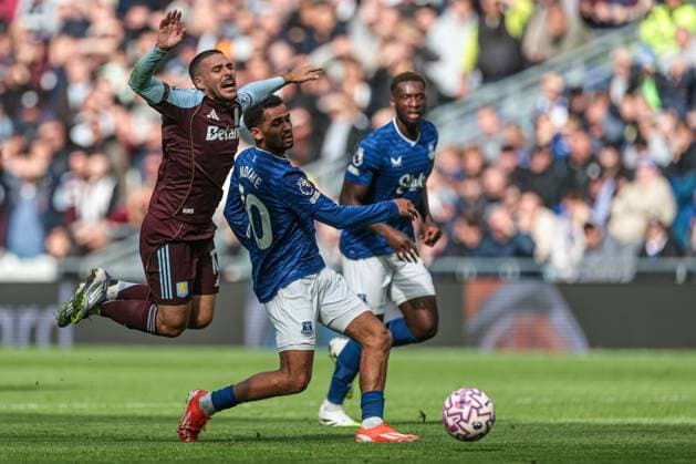 Premier League Everton v Aston Villa Iliman Ndiaye of Everton tackles the ball from Emiliano Buendia of Aston Villa during the Premier League match Everton vs Aston Villa at Hill Dickinson Stadium, Liverpool, United Kingdom, 13th September 2025 (Photo by Mark Cosgrove News Images) Liverpool Hill Dickinson Stadium Merseyside United Kingdom Copyright: xMarkxCosgrove NewsxImagesx