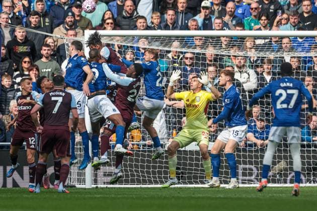 Premier League Everton v Aston Villa Michael Keane of Everton heads the ball over from a corner kick during the Premier League match Everton vs Aston Villa at Hill Dickinson Stadium, Liverpool, United Kingdom, 13th September 2025 (Photo by Mark Cosgrove News Images) Liverpool Hill Dickinson Stadium Merseyside United Kingdom Copyright: xMarkxCosgrove NewsxImagesx