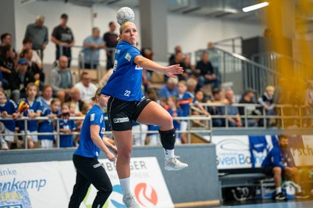 HSG Blomberg Lippe GER vs Thueringer HC GER , Handball, 1 Handball Bundesliga Women, 3 Matchday, 13 09 2025, Season 2025 2026, Blomberg Judith Tietjen HSG Blomberg Lippe, 22 in goal throw while warming up Blomberg Sporthalle an der Ulmenallee Germany