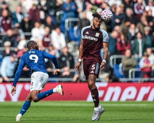 Premier League Everton v Aston Villa Tyrone Mings of Aston Villa heads the ball away during the Premier League match Everton vs Aston Villa at Hill Dickinson Stadium, Liverpool, United Kingdom, 13th September 2025 (Photo by Mark Cosgrove News Images) Liverpool Hill Dickinson Stadium Merseyside United Kingdom Copyright: xMarkxCosgrove NewsxImagesx