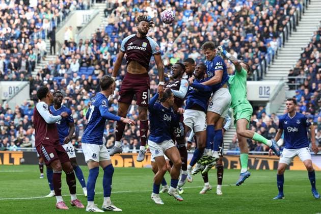 Premier League Everton v Aston Villa Tyrone Mings of Aston Villa heads the ball over during the Premier League match Everton vs Aston Villa at Hill Dickinson Stadium, Liverpool, United Kingdom, 13th September 2025 (Photo by Mark Cosgrove News Images) Liverpool Hill Dickinson Stadium Merseyside United Kingdom Copyright: xMarkxCosgrove NewsxImagesx