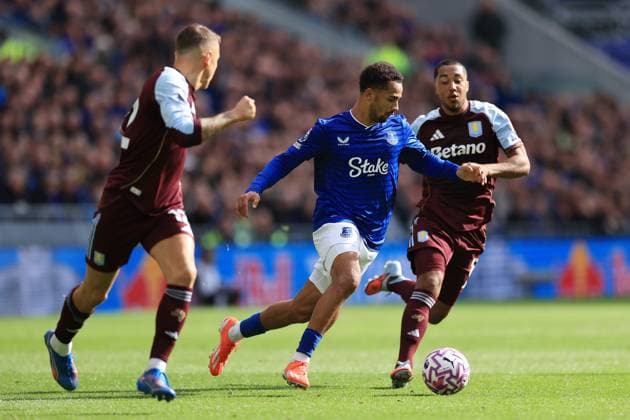 Fußball Premier League Everton gegen Aston Villa 13. September 2025 Premier League Everton gegen Aston Villa Iliman Ndiaye von Everton kämpft mit Youri Tielemans von Aston Villa Foto Simon Stacpoole Abseits Liverpool UK  Copyright: xSimonxStacpoolexOffside