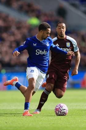 Fußball Premier League Everton gegen Aston Villa 13. September 2025 Premier League Everton gegen Aston Villa Iliman Ndiaye von Everton kämpft mit Youri Tielemans von Aston Villa Foto Simon Stacpoole Abseits Liverpool UK  Copyright: xSimonxStacpoolexOffside