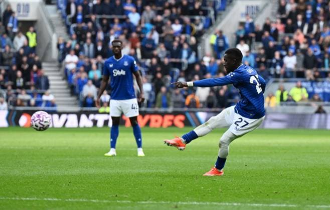 Idrissa Gueye of Everton has a shot Everton v Aston Villa, Premier League, Football, Hill Dickinson Stadium, Liverpool, UK - 13 Sept 2025Liverpool Hill Dickinson Stadium United Kingdom EDITORIAL USE ONLY No use with unauthorised audio, video, data, fixture lists, club league logos or live services. Online in-match use limited to 120 images, no video emulation. No use in betting, games or single club league player publications. Copyright: xAnnaxGowthorpe Shutterstockx 15481294v