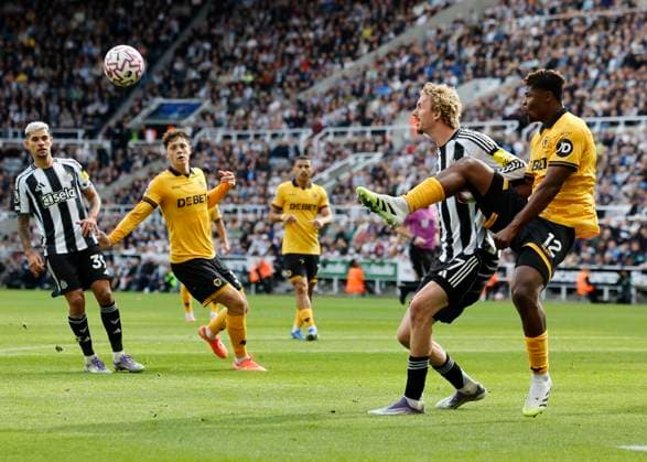 Newcastle United v Wolverhampton Wanderers Premier League Nick Woltemade of Newcastle United (left) competes for the ball with Emmanuel Agbadou of Wolverhampton Wanderers during the Premier League match at St. James s Park, Newcastle UK Newspapers OUT Copyright: xFredxPalmerx FIL-22216-0066