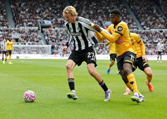 Newcastle United v Wolverhampton Wanderers Premier League Nick Woltemade of Newcastle United (left) shields the ball from Yerson Mosquera of Wolverhampton Wanderers during the Premier League match at St. James s Park, Newcastle UK Newspapers OUT Copyright: xFredxPalmerx FIL-22216-0076