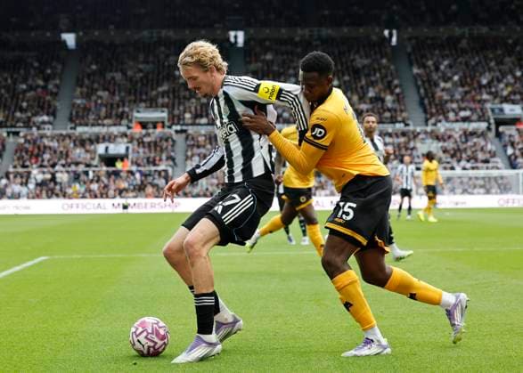 Newcastle United v Wolverhampton Wanderers Premier League Nick Woltemade of Newcastle United (left) shields the ball from Yerson Mosquera of Wolverhampton Wanderers during the Premier League match at St. James s Park, Newcastle UK Newspapers OUT Copyright: xFredxPalmerx FIL-22216-0078