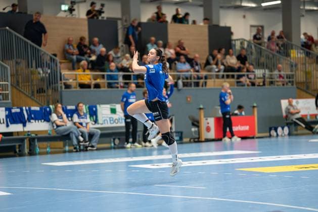 HSG Blomberg Lippe GER vs Thueringer HC GER , Handball, 1 Handball Bundesliga Women, Matchday 3, 13 09 2025, Season 2025 2026, Blomberg Nuria Bucher HSG Blomberg Lippe, 21 in goal throw while warming up Blomberg Sporthalle an der Ulmenallee Germany