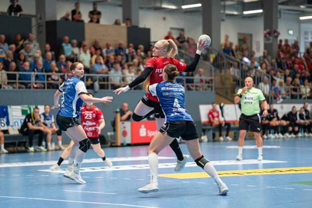 HSG Blomberg Lippe GER vs Thueringer HC GER , Handball, 1 Handball Bundesliga Women, Matchday 3, 13 09 2025, Season 2025 2026, Blomberg Johanna Reichert Thueringer HC, 29 in goal throw against Andrea Jacobsen HSG Blomberg Lippe, 04 Blomberg Sporthalle an der Ulmenallee Germany