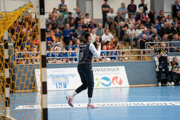 HSG Blomberg Lippe GER vs Thueringer HC GER , Handball, 1 Handball Bundesliga Women, Matchday 3, 13 09 2025, Season 2025 2026, Blomberg Nicole Roth HSG Blomberg Lippe, 61 cheers after a parade Blomberg Sporthalle an der Ulmenallee Germany