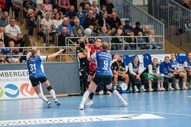 HSG Blomberg Lippe GER vs Thueringer HC GER , Handball, 1 Handball Bundesliga Women, 3 Matchday, 13 09 2025, Season 2025 2026, Blomberg Nieke Kuehne HSG Blomberg Lippe, 09 right defending against Giulia Guarieiro Thueringer HC, 13 Blomberg Sporthalle an der Ulmenallee Germany