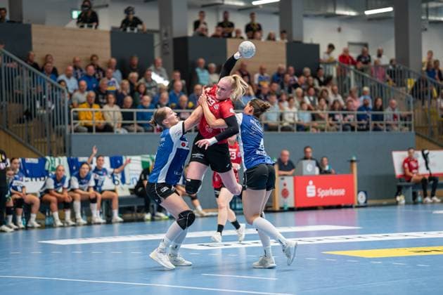 HSG Blomberg Lippe GER vs Thueringer HC GER , Handball, 1 Handball Bundesliga Women, 3 Matchday, 13 09 2025, Season 2025 2026, Blomberg Johanna Reichert Thueringer HC, 29 center , is defended by v l Nieke Kuehne HSG Blomberg Lippe, 09 and Andrea Jacobsen HSG Blomberg Lippe, 04 Blomberg Sporthalle an der Ulmenallee Germany