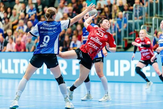 v l Nieke Kuehne HSG Blomberg Lippe, 09 , Natsuki Aizawa Thueringer HC, 23 GER, HSG Blomberg Lippe vs Thueringer HC, , 3 Matchday, Season 2025 2026, 13 09 2025 GER, HSG Blomberg Lippe vs Thueringer HC, , 3 Matchday, Season 2025 2026, 13 09 2025 Blomberg Copyright: xEibner-Pressefoto JanxRollingerx EP_JSK