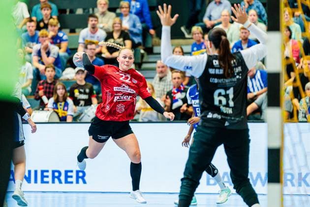 v l Rikke Hoffbeck Thueringer HC, 22 Nicole Roth HSG Blomberg Lippe, 61 GER, HSG Blomberg Lippe vs Thueringer HC, , 3 Matchday, Season 2025 2026, 13 09 2025 GER, HSG Blomberg Lippe vs Thueringer HC, , 3 Matchday, Season 2025 2026, 13 09 2025 Blomberg Copyright: xEibner-Pressefoto JanxRollingerx EP_JSK