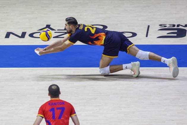 (250913) -- QUEZON CITY, Sept. 13, 2025 -- Alexandru Constantin Ionescu (top) of Romania tries to save the ball during the pool B match between Poland and Romania at the FIVB Men s World Championship, WM, Weltmeisterschaft 2025 in Quezon City, the Philippines, Sept. 13, 2025. ) (SP)THE PHILIPPINES-QUEZON CITY-VOLLEYBALL-FIVB MEN S WORLD CHAMPIONSHIP 2025-POLAND VS ROMANIA ROUELLExUMALI 