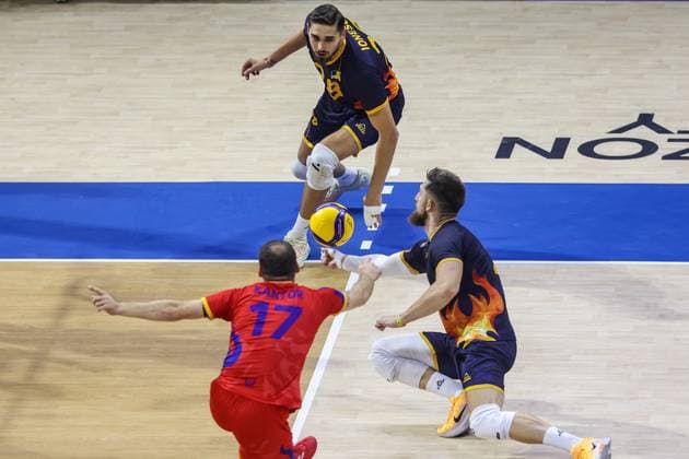 (250913) -- QUEZON CITY, Sept. 13, 2025 -- Alexandru Constantin Ionescu (top) of Romania competes during the pool B match between Poland and Romania at the FIVB Men s World Championship, WM, Weltmeisterschaft 2025 in Quezon City, the Philippines, Sept. 13, 2025. ) (SP)THE PHILIPPINES-QUEZON CITY-VOLLEYBALL-FIVB MEN S WORLD CHAMPIONSHIP 2025-POLAND VS ROMANIA ROUELLExUMALI 