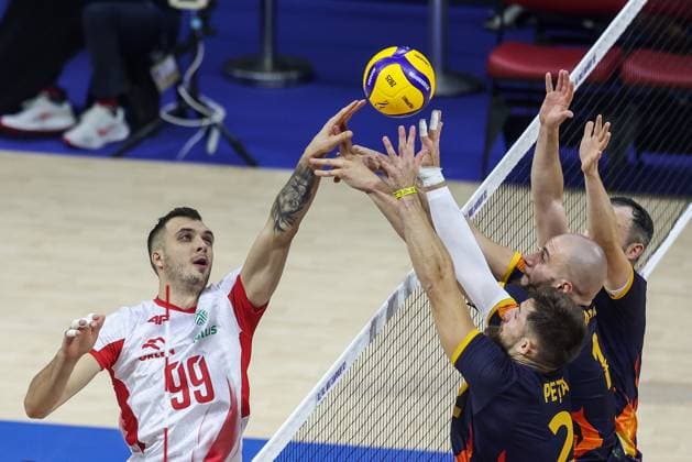 (250913) -- QUEZON CITY, Sept. 13, 2025 -- Norbert Huber (L) of Poland competes during the pool B match between Poland and Romania at the FIVB Men s World Championship, WM, Weltmeisterschaft 2025 in Quezon City, the Philippines, Sept. 13, 2025. ) (SP)THE PHILIPPINES-QUEZON CITY-VOLLEYBALL-FIVB MEN S WORLD CHAMPIONSHIP 2025-POLAND VS ROMANIA ROUELLExUMALI 