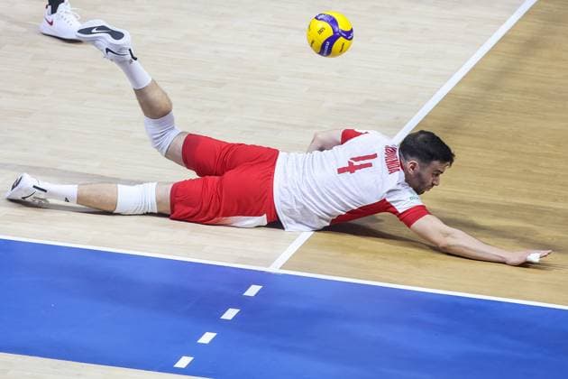 (250913) -- QUEZON CITY, Sept. 13, 2025 -- Marcin Comenda of Poland tries to save the ball during the pool B match between Poland and Romania at the FIVB Men s World Championship, WM, Weltmeisterschaft 2025 in Quezon City, the Philippines, Sept. 13, 2025. ) (SP)THE PHILIPPINES-QUEZON CITY-VOLLEYBALL-FIVB MEN S WORLD CHAMPIONSHIP 2025-POLAND VS ROMANIA ROUELLExUMALI 