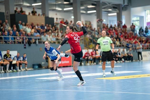 HSG Blomberg Lippe GER vs Thueringer HC GER , Handball, 1 Handball Bundesliga Women, Matchday 3, 13 09 2025, Season 2025 2026, Blomberg Csenge Kuczora Thueringer HC, 59 on a 7 meter throw Blomberg Sporthalle an der Ulmenallee Germany