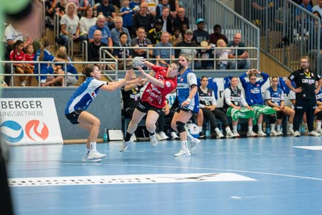 HSG Blomberg Lippe GER vs Thueringer HC GER , Handball, 1 Handball Bundesliga Women, Matchday 3, 13 09 2025, Season 2025 2026, Blomberg Natsuki Aizawa Thueringer HC, 23 in goal throw against Ona Vegue HSG Blomberg Lippe, 14 Blomberg Sporthalle an der Ulmenallee Germany