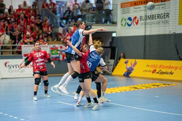 HSG Blomberg Lippe GER vs Thueringer HC GER , Handball, 1 Handball Bundesliga Women, Matchday 3, 13 09 2025, Season 2025 2026, Blomberg Andrea Jacobsen HSG Blomberg Lippe, 04 in goal throw against Natsuki Aizawa Thueringer HC, 23 Blomberg Sporthalle an der Ulmenallee Germany