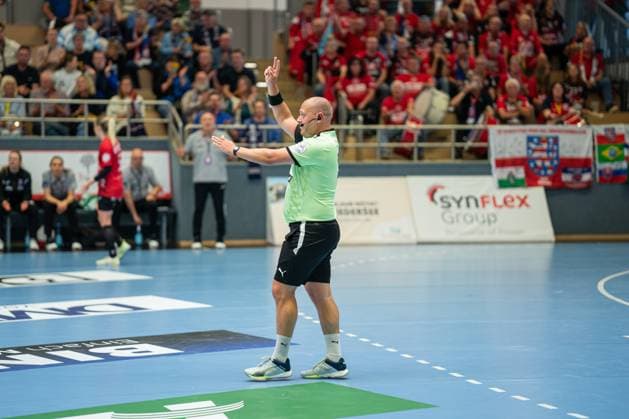 HSG Blomberg Lippe GER vs Thueringer HC GER , Handball, 1 Handball Bundesliga Women, Matchday 3, 13 09 2025, Season 2025 2026, Blomberg Lukas Mueller Referee gives Sharon Nooitmeer Thueringer HC, 03 a 2 minute penalty Blomberg Sporthalle an der Ulmenallee Germany