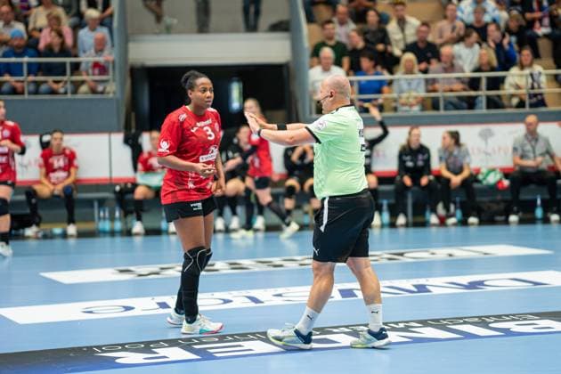 HSG Blomberg Lippe GER vs Thueringer HC GER , Handball, 1 Handball Bundesliga Women, Matchday 3, 13 09 2025, Season 2025 2026, Blomberg Lukas Mueller Referee gives Sharon Nooitmeer Thueringer HC, 03 a 2 minute penalty Blomberg Sporthalle an der Ulmenallee Germany
