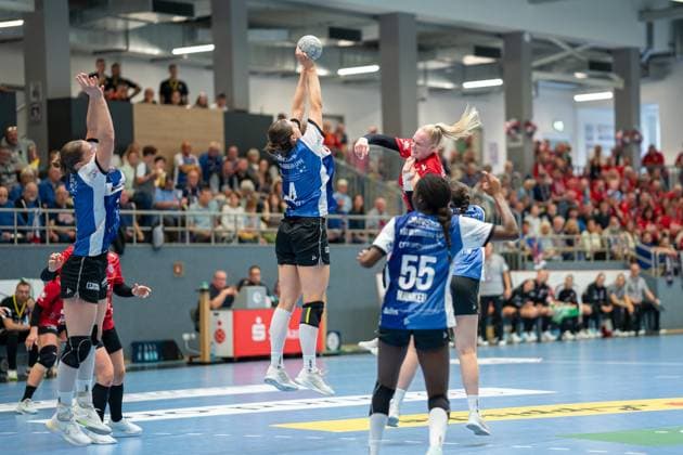 HSG Blomberg Lippe GER vs Thueringer HC GER , Handball, 1 Handball Bundesliga Women, Matchday 3, 13 09 2025, Season 2025 2026, Blomberg Andrea Jacobsen HSG Blomberg Lippe, 04 blocks the goal throw of Johanna Reichert Thueringer HC, 29 Blomberg Sporthalle an der Ulmenallee Germany