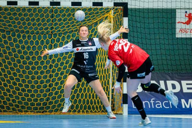 v l Melanie Veith HSG Blomberg Lippe, 16 , Johanna Reichert Thueringer HC, 29 on seven-meter 7-meter throw GER, HSG Blomberg Lippe vs Thueringer HC, , 3 Matchday, Season 2025 2026, 13 09 2025 Blomberg Copyright: xJanxRollingerx