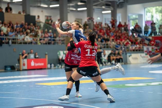 HSG Blomberg Lippe GER vs Thueringer HC GER , Handball, 1 Handball Bundesliga Women, Matchday 3, 13 09 2025, Season 2025 2026, Blomberg Nieke Kuehne HSG Blomberg Lippe, 09 in goal throw against Giulia Guarieiro Thueringer HC, 13 Blomberg Sporthalle an der Ulmenallee Germany