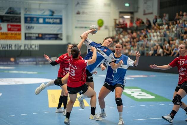 HSG Blomberg Lippe GER vs Thueringer HC GER , Handball, 1 Handball Bundesliga Women, Matchday 3, 13 09 2025, Season 2025 2026, Blomberg Andrea Jacobsen HSG Blomberg Lippe, 04 in goal throw against Natsuki Aizawa Thueringer HC, 23 Blomberg Sporthalle an der Ulmenallee Germany