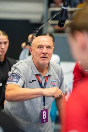 HSG Blomberg Lippe GER vs Thueringer HC GER , Handball, 1 Handball Bundesliga Women, Matchday 3, 13 09 2025, Season 2025 2026, Blomberg Herbert Mueller Thueringer HC, Coach during a timeout Blomberg Sporthalle an der Ulmenallee Germany