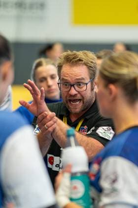 HSG Blomberg Lippe GER vs Thueringer HC GER , Handball, 1 Handball Bundesliga Women, Matchday 3, 13 09 2025, Season 2025 2026, Blomberg Steffen Birkner HSG Blomberg Lippe, Coach during a timeout Blomberg Sporthalle an der Ulmenallee Germany