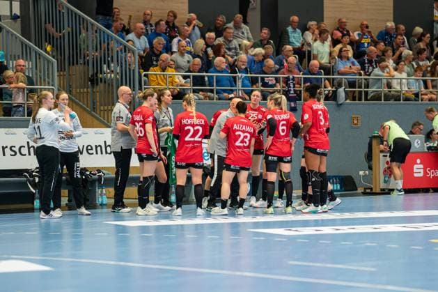 HSG Blomberg Lippe GER vs Thueringer HC GER , Handball, 1 Handball Bundesliga Women, Matchday 3, 13 09 2025, Season 2025 2026, Blomberg The team of Thueringer HC GER during a timeout Blomberg Sporthalle an der Ulmenallee Germany