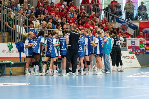 HSG Blomberg Lippe GER vs Thueringer HC GER , Handball, 1 Handball Bundesliga Women, Matchday 3, 13 09 2025, Season 2025 2026, Blomberg The team of HSG Blomberg Lippe GER during a timeout Blomberg Sporthalle an der Ulmenallee Germany