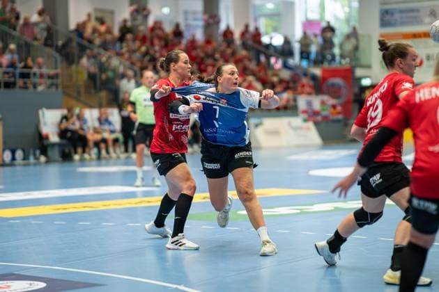 HSG Blomberg Lippe GER vs Thueringer HC GER , Handball, 1 Handball Bundesliga Women, Matchday 3, 13 09 2025, Season 2025 2026, Blomberg v l Csenge Kuczora Thueringer HC, 59 and Diana Magnusdottir HSG Blomberg Lippe, 07 in duel Blomberg Sporthalle an der Ulmenallee Germany